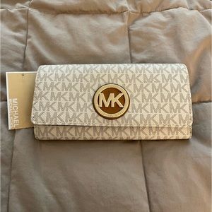 MICHAEL KORS Women's Fulton White Vanilla MK Signature Carryall Wallet